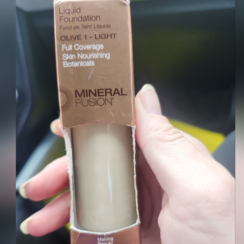 Mineral Fusion Liquid Foundation in Olive 1- Light